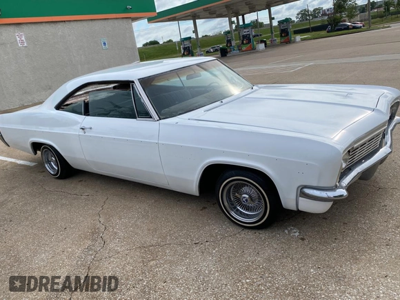 1966 Chevrolet Impala z VIN 164376R130769, wystawiony jako Copart lot #56249945 z przebiegiem 26 996 mil mil oraz Czysty tytuł • Clean title. Historia ofert i sprzedaży dostępna na DreamBid. Obrazek 1.