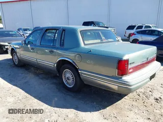 1994 Lincoln Town Car Signature z VIN 1LNLM82W4RY785151, wystawiony jako IAAI lot #41638398 z przebiegiem Nie podano mil oraz . Historia ofert i sprzedaży dostępna na DreamBid. Obrazek 6.