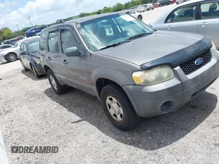 2006 Ford Escape XLS with VIN 1FMYU02Z46KA87526, listed as a IAAI auction lot 42142223 with 197,267 mi miles. Bid and sale history available at carsss.com. Image 1.