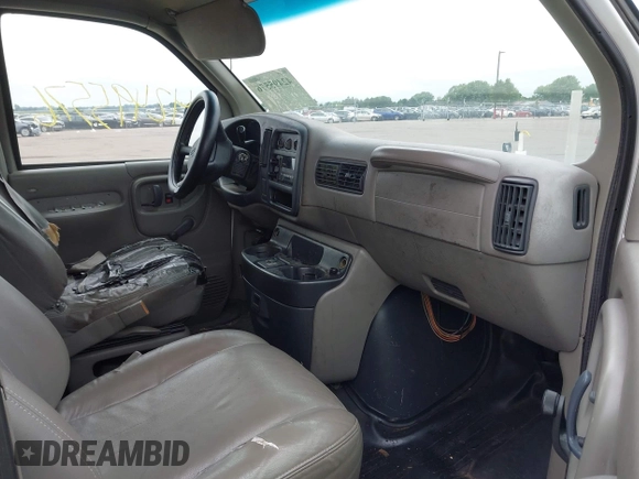 2000 Chevrolet City Express Cargo z VIN 1GCFG15W5Y1120830, wystawiony jako IAAI lot #42495576 z przebiegiem 266 346 mil mil oraz . Historia ofert i sprzedaży dostępna na DreamBid. Obrazek 5.