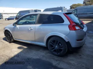 2011 Volvo C30 z VIN YV1672MK3B2233241, wystawiony jako Copart lot #71076394 z przebiegiem 107 843 mil mil oraz Szkody całkowita. Historia ofert i sprzedaży dostępna na DreamBid. Obrazek 2.