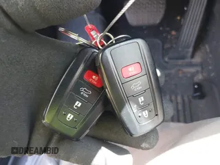 2022 Toyota RAV4 Hybrid XLE z VIN 2T3RWRFV9NW130410, wystawiony jako IAAI lot #42228113 z przebiegiem 32 672 mil mil oraz . Historia ofert i sprzedaży dostępna na DreamBid. Obrazek 11.