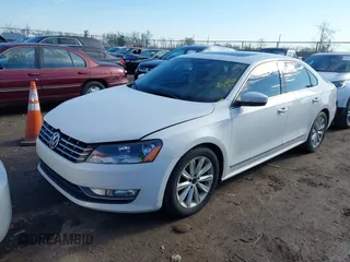 2013 Volkswagen Passat SEL Premium z VIN 1VWCP7A33DC071818, wystawiony jako IAAI lot #41905651 z przebiegiem 172 911 mil mil oraz . Historia ofert i sprzedaży dostępna na DreamBid. Obrazek 2.