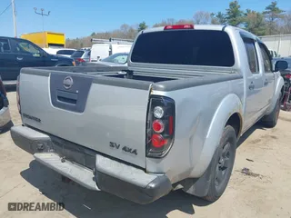 2011 Nissan Frontier PRO-4X with VIN 1N6AD0EVXBC407089, listed as a IAAI auction lot 42113537 with 124,853 mi miles. Bid and sale history available at carsss.com. Image 4.