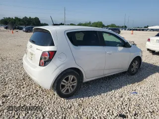 2016 Chevrolet Sonic LT z VIN 1G1JC6SH7G4125154, wystawiony jako Copart lot #55596195 z przebiegiem 107 384 mil mil oraz Czysty tytuł • Clean title. Historia ofert i sprzedaży dostępna na DreamBid. Obrazek 3.