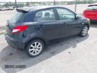 2014 Mazda 2 Touring z VIN JM1DE1LY8E0175971, wystawiony jako IAAI lot #41952643 z przebiegiem 127 235 mil mil oraz . Historia ofert i sprzedaży dostępna na DreamBid. Obrazek 4.