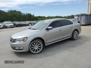2014 Volkswagen Passat SEL Premium z VIN 1VWCN7A35EC073576, wystawiony jako Copart lot #52810825 z przebiegiem 113 067 mil mil oraz Szkody całkowita. Historia ofert i sprzedaży dostępna na DreamBid. Obrazek 1.