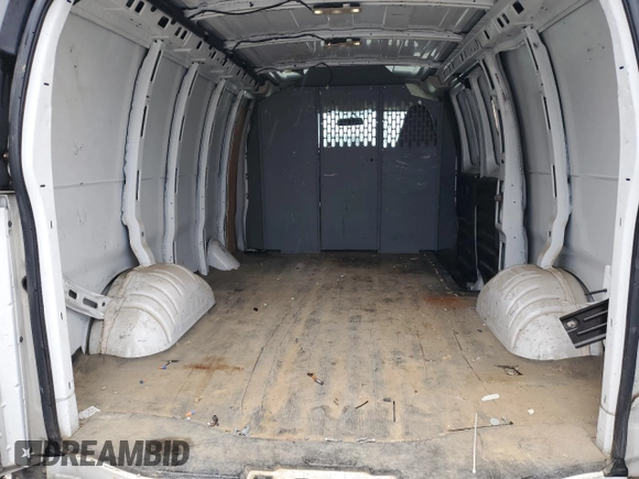 2018 Chevrolet Express Cargo z VIN 1GCWGAFGXJ1291456, wystawiony jako Copart lot #82140854 z przebiegiem 141 829 mil mil oraz Szkoda całkowita • Salvage title. Historia ofert i sprzedaży dostępna na DreamBid. Obrazek 10.