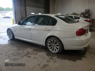 2009 BMW 3 Series 328i z VIN WBAPH77519NM27606, wystawiony jako Copart lot #58413525 z przebiegiem 240 647 mil mil oraz Tytuł czysty. Historia ofert i sprzedaży dostępna na DreamBid. Obrazek 2.