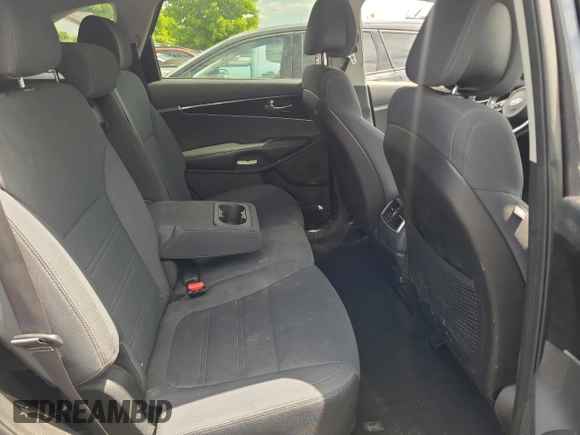 2016 Kia Sorento LX Turbo z VIN 5XYPGDA11GG055411, wystawiony jako Copart lot #61179755 z przebiegiem 185 629 mil mil oraz Czysty tytuł • Clean title. Historia ofert i sprzedaży dostępna na DreamBid. Obrazek 6.
