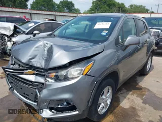 2020 Chevrolet Trax LS z VIN 3GNCJNSB4LL195895, wystawiony jako IAAI lot #42121618 z przebiegiem 54 016 mil mil oraz . Historia ofert i sprzedaży dostępna na DreamBid. Obrazek 2.