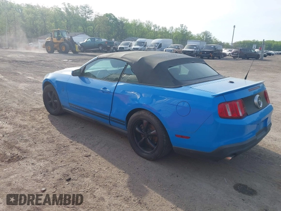 2011 Ford Mustang V6 z VIN 1ZVBP8EM4B5110048, wystawiony jako IAAI lot #42104845 z przebiegiem 141 294 mil mil oraz . Historia ofert i sprzedaży dostępna na DreamBid. Obrazek 3.