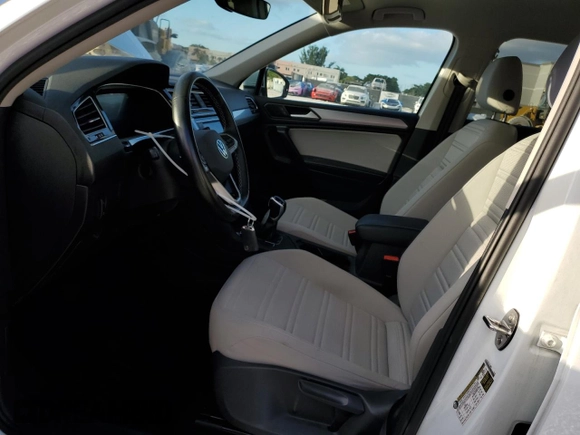 2023 Volkswagen Tiguan S z VIN 3VVRB7AX1PM089883, wystawiony jako Copart lot #43635945 z przebiegiem 34 474 mil mil oraz Nie do naprawy • Non repairable. Historia ofert i sprzedaży dostępna na DreamBid. Obrazek 7.