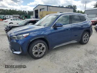 2025 BMW X1 xDrive28i z VIN WBX73EF03S5229226, wystawiony jako Copart lot #55457965 z przebiegiem 2490 mil mil oraz Tytuł czysty. Historia ofert i sprzedaży dostępna na DreamBid. Obrazek 1.
