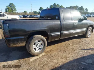 2001 Chevrolet Silverado 1500 LS with VIN 2GCEC19V811118725, listed as a IAAI auction lot 41776872 with 279,370 mi miles. Bid and sale history available at carsss.com. Image 4.