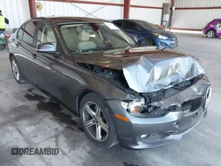 2014 BMW 3 Series 328i z VIN WBA3C1C51EK113207, wystawiony jako IAAI lot #42329510 z przebiegiem 83 043 mil mil oraz . Historia ofert i sprzedaży dostępna na DreamBid. Obrazek 1.