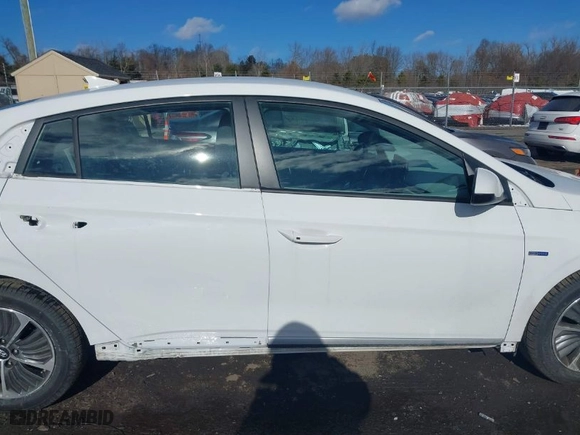 2020 Hyundai Ioniq Plug-In Hybrid SE with VIN KMHC65LD7LU199709, listed as a IAAI auction lot 41416448 with NaN miles. Bid and sale history available at carsss.com. Image 14.
