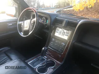 2017 Lincoln Navigator Select z VIN 5LMJJ3JT7HEL07796, wystawiony jako Copart lot #83120394 z przebiegiem 371 679 mil mil oraz Czysty tytuł • Clean title. Historia ofert i sprzedaży dostępna na DreamBid. Obrazek 9.