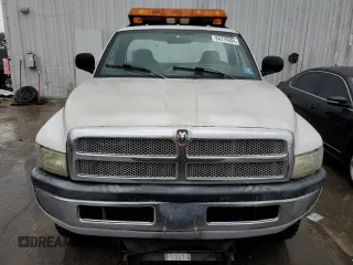 2002 Dodge 2500 z VIN 3B7KF26Z02M258382, wystawiony jako Copart lot #84318904 z przebiegiem 99 408 mil mil oraz Czysty tytuł • Clean title. Historia ofert i sprzedaży dostępna na DreamBid. Obrazek 5.