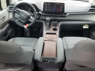 2024 Toyota Sienna XLE z VIN 5TDYRKEC0RS192389, wystawiony jako Copart lot #53020224 z przebiegiem 1 469 mil mil oraz Szkoda całkowita • Salvage title. Historia ofert i sprzedaży dostępna na DreamBid. Obrazek 8.
