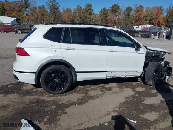 2022 Volkswagen Tiguan SE R-Line Black with VIN 3VVCB7AX8NM131565, listed as a IAAI auction lot 40769279 with 26,000 mi miles. Bid and sale history available at carsss.com. Image 14.