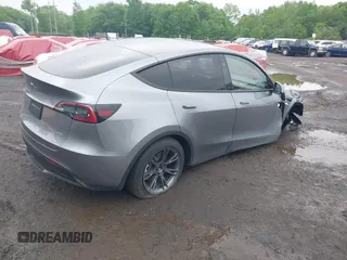 2024 Tesla Model Y Long Range z VIN 7SAYGDEE7RA300756, wystawiony jako IAAI lot #41922910 z przebiegiem 4 262 mil mil oraz . Historia ofert i sprzedaży dostępna na DreamBid. Obrazek 4.