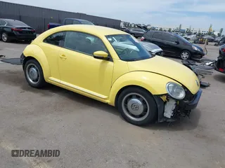 2012 Volkswagen Beetle 2.5L PZEV z VIN 3VWJP7AT7CM606721, wystawiony jako IAAI lot #42211987 z przebiegiem 103 861 mil mil oraz . Historia ofert i sprzedaży dostępna na DreamBid. Obrazek 1.
