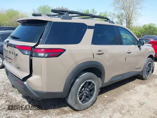 2023 Nissan Pathfinder SV z VIN 5N1DR3BD8PC223755, wystawiony jako IAAI lot #42077555 z przebiegiem 73 381 mil mil oraz . Historia ofert i sprzedaży dostępna na DreamBid. Obrazek 4.