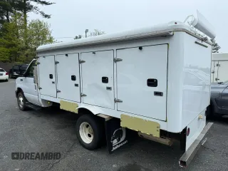 2018 Ford Econoline Commercial z VIN 1FDXE4FS9JDC33221, wystawiony jako Copart lot #56857655 z przebiegiem 111 690 mil mil oraz Tytuł czysty. Historia ofert i sprzedaży dostępna na DreamBid. Obrazek 3.
