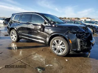 2023 Cadillac XT6 FWD Premium Luxury z VIN 1GYKPCRS6PZ127331, wystawiony jako Copart lot #88802755 z przebiegiem 47 796 mil mil oraz Szkoda całkowita • Salvage title. Historia ofert i sprzedaży dostępna na DreamBid. Obrazek 4.