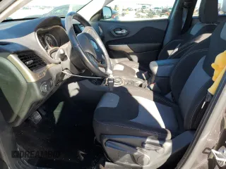 2017 Jeep Cherokee Altitude z VIN 1C4PJLAS0HW578220, wystawiony jako Copart lot #84244064 z przebiegiem 32 618 mil mil oraz Szkoda całkowita • Salvage title. Historia ofert i sprzedaży dostępna na DreamBid. Obrazek 7.