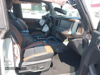 2022 Ford Bronco z VIN 1FMEE5DP3NLA80097, wystawiony jako IAAI lot #42461114 z przebiegiem 32 406 mil mil oraz . Historia ofert i sprzedaży dostępna na DreamBid. Obrazek 5.