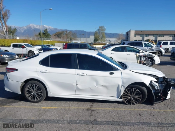 2018 Toyota Camry LE with VIN 4T1B11HKXJU140631, listed as a IAAI auction lot 41761493 with 68,298 mi miles. Bid and sale history available at carsss.com. Image 13.