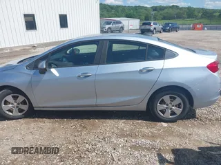 2017 Chevrolet Cruze LS z VIN 1G1BC5SM3H7210519, wystawiony jako IAAI lot #42163047 z przebiegiem 100 103 mil mil oraz . Historia ofert i sprzedaży dostępna na DreamBid. Obrazek 14.