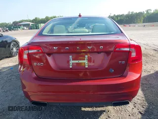 2015 Volvo S60 T5 Drive-E Premier z VIN YV140MFK7F1349445, wystawiony jako IAAI lot #42138682 z przebiegiem 104 111 mil mil oraz . Historia ofert i sprzedaży dostępna na DreamBid. Obrazek 16.