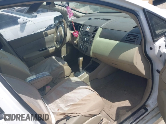 2007 Nissan Versa SL z VIN 3N1BC13E17L422145, wystawiony jako IAAI lot #42048022 z przebiegiem 225 047 mil mil oraz . Historia ofert i sprzedaży dostępna na DreamBid. Obrazek 5.