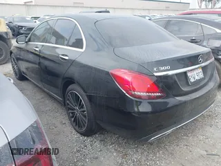 2020 Mercedes-Benz C 300 z VIN W1KWF8DB5LR592259, wystawiony jako IAAI lot #42320848 z przebiegiem 63 795 mil mil oraz . Historia ofert i sprzedaży dostępna na DreamBid. Obrazek 3.
