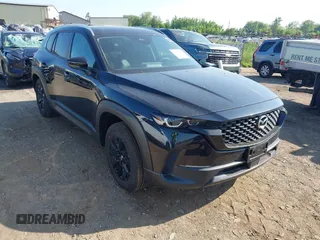2025 Mazda CX-50 S Premium z VIN 7MMVABDM7SN348072, wystawiony jako IAAI lot #42472104 z przebiegiem 2 374 mil mil oraz . Historia ofert i sprzedaży dostępna na DreamBid. Obrazek 1.