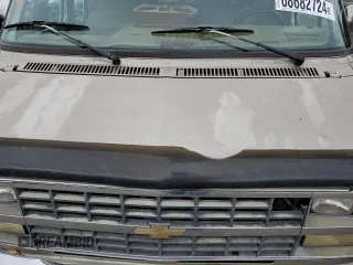 1992 Chevrolet Chevy Van z VIN 1GBEG25K2N7130047, wystawiony jako Copart lot #68682724 z przebiegiem 143 585 mil mil oraz Szkody całkowita. Historia ofert i sprzedaży dostępna na DreamBid. Obrazek 12.