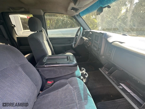 2001 Chevrolet Silverado 1500 LS with VIN 2GCEC19V711193447, listed as a Copart auction lot 49501445 with 221,700 mi miles and Salvage Title. Bid and sale history available at carsss.com. Image 5.
