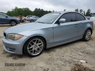 2011 BMW 1 Series 128i z VIN WBAUP9C59BVL90088, wystawiony jako Copart lot #60172155 z przebiegiem 158 960 mil mil oraz Czysty tytuł • Clean title. Historia ofert i sprzedaży dostępna na DreamBid. Obrazek 1.