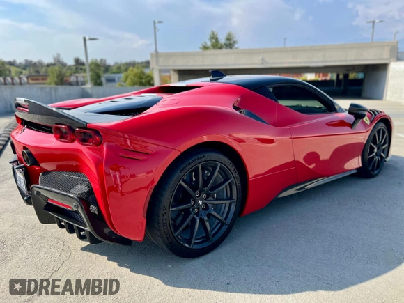 2021 Ferrari SF90 z VIN ZFF95NLA4M0265120, wystawiony jako Copart lot #61695715 z przebiegiem 5 300 mil mil oraz Szkoda całkowita • Salvage title. Historia ofert i sprzedaży dostępna na DreamBid. Obrazek 3.