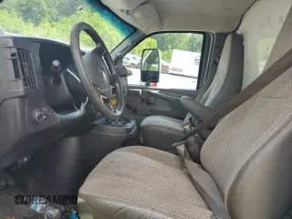 2012 Chevrolet Express Commercial Work Van z VIN 1GB0G2CA0C1166551, wystawiony jako Copart lot #52700645 z przebiegiem Nie podano mil oraz Szkoda całkowita • Salvage title. Historia ofert i sprzedaży dostępna na DreamBid. Obrazek 7.