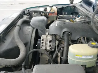 2002 Chevrolet Silverado 2500HD LS z VIN 1GCHK23U72F139887, wystawiony jako IAAI lot #43053307 z przebiegiem 256 995 mil mil oraz . Historia ofert i sprzedaży dostępna na DreamBid. Obrazek 19.