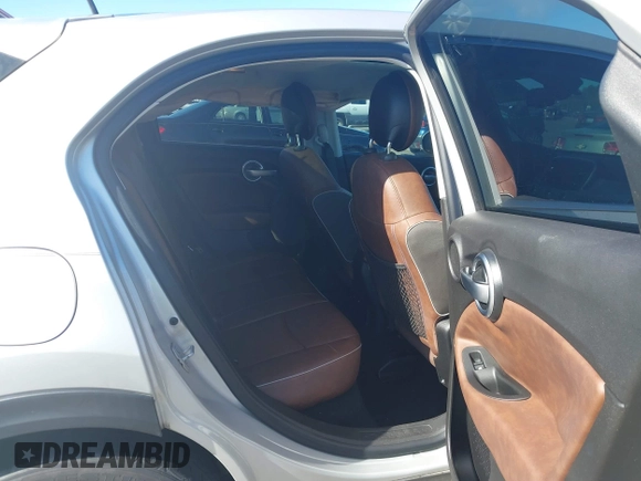 2016 FIAT 500X Lounge z VIN ZFBCFXDT2GP363767, wystawiony jako IAAI lot #37885612 z przebiegiem 74 859 mil mil oraz . Historia ofert i sprzedaży dostępna na DreamBid. Obrazek 8.