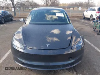 2025 Tesla Model 3 Long Range z VIN 5YJ3E1EBXSF913691, wystawiony jako IAAI lot #41699545 z przebiegiem 3 609 mil mil oraz . Historia ofert i sprzedaży dostępna na DreamBid. Obrazek 12.