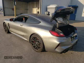 2022 BMW M8 Competition z VIN WBSAE0C02NCG86576, wystawiony jako Copart lot #39370084 z przebiegiem Nie podano mil oraz . Historia ofert i sprzedaży dostępna na DreamBid. Obrazek 2.