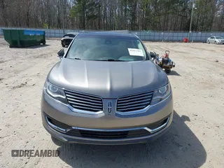 2017 Lincoln MKX Reserve z VIN 2LMPJ8LR4HBL41092, wystawiony jako IAAI lot #41815783 z przebiegiem 104 578 mil mil oraz . Historia ofert i sprzedaży dostępna na DreamBid. Obrazek 6.