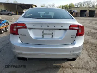 2015 Volvo S60 T5 Premier z VIN YV1612TK9F1355746, wystawiony jako Copart lot #54016445 z przebiegiem 37 272 mil mil oraz Szkoda całkowita • Salvage title. Historia ofert i sprzedaży dostępna na DreamBid. Obrazek 6.