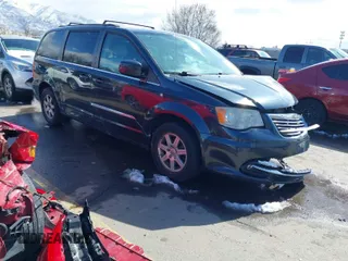 2013 Chrysler Town & Country Touring z VIN 2C4RC1BG9DR594369, wystawiony jako IAAI lot #41739044 z przebiegiem 140 565 mil mil oraz . Historia ofert i sprzedaży dostępna na DreamBid. Obrazek 1.